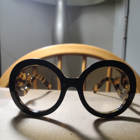 Leopard Print Prada Sunglasses are exquisite to taste! Very classy and stylish. - Picture 12 of 13